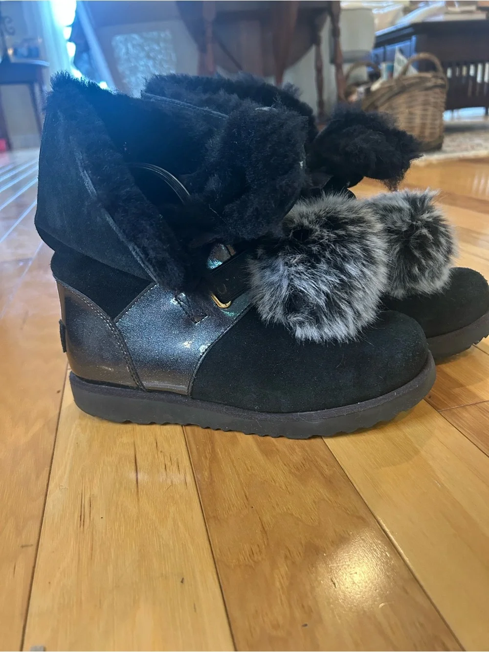 UGG Isley Youth Black Sheepskin Lined Patent Waterproof Youth Girls Pom PomBoots